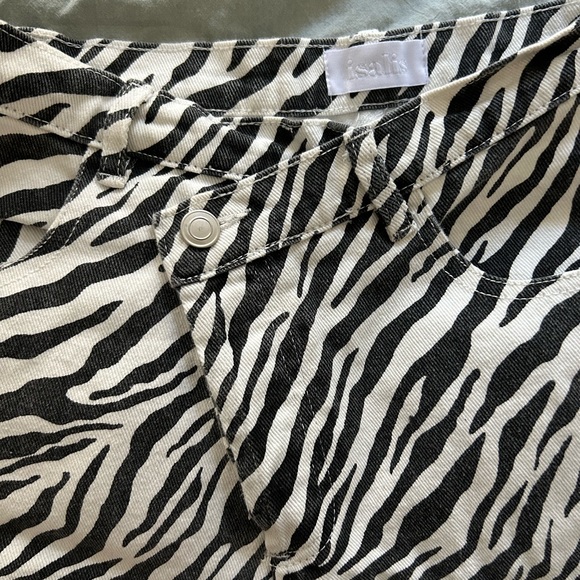 Isalis | Size S Zebra shorts - Picture 2 of 3